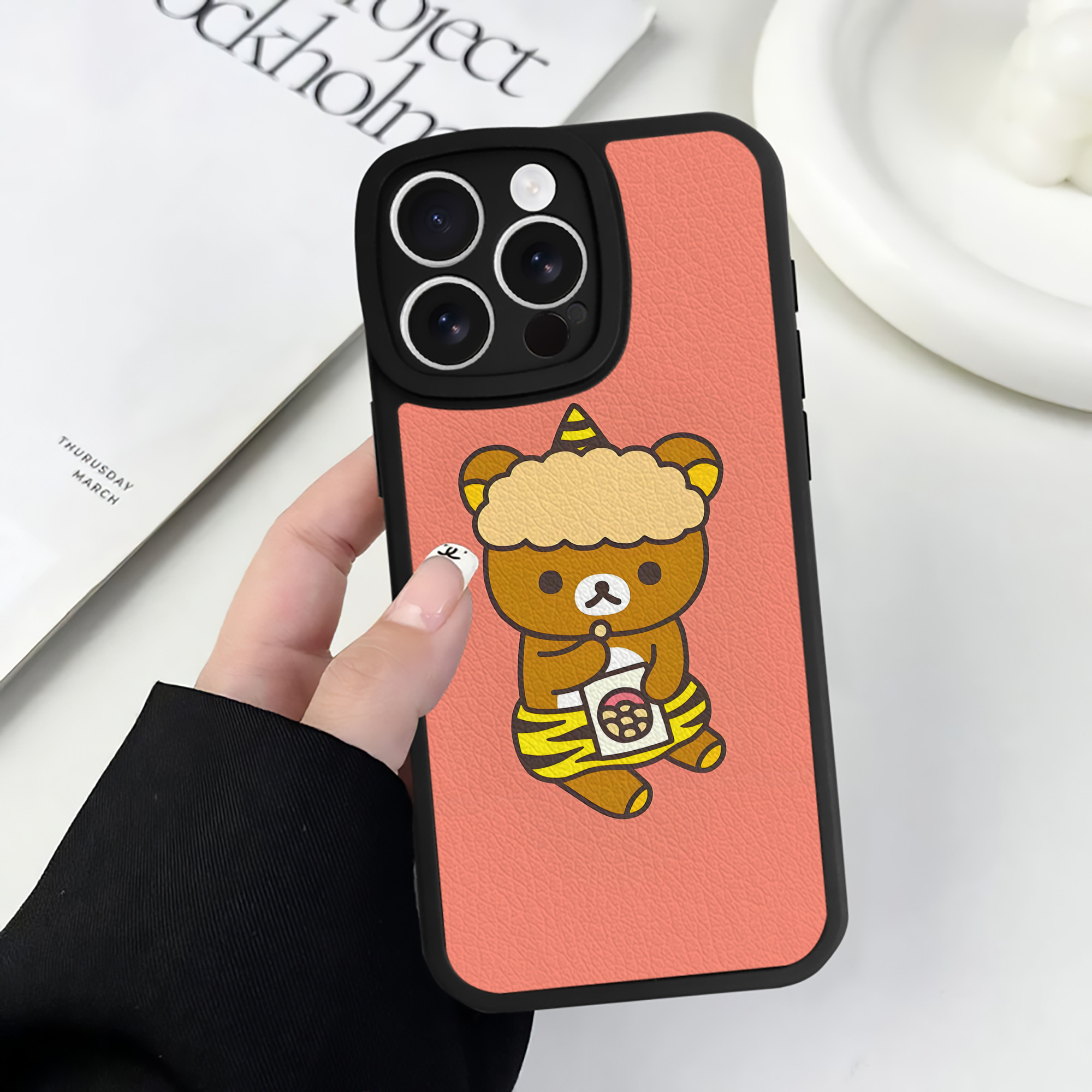 （画像用） リラックマ リラックマ キイロイトリ Rilakkuma Korilakkuma Kiiroitori 【iPhone 16シリーズ対応】シリコンスマホケース（レザー調） 材質：シリコン